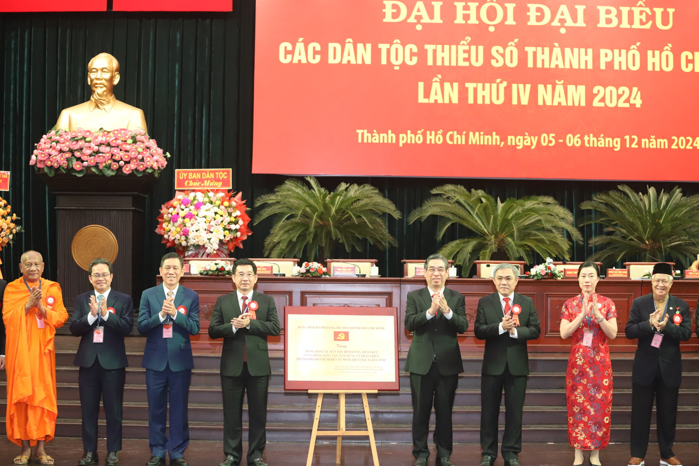 Ông Nguyễn Phước Lộc trao bảng đồng của Thành ủy tặng đại hội. Ảnh: Ngô Tùng