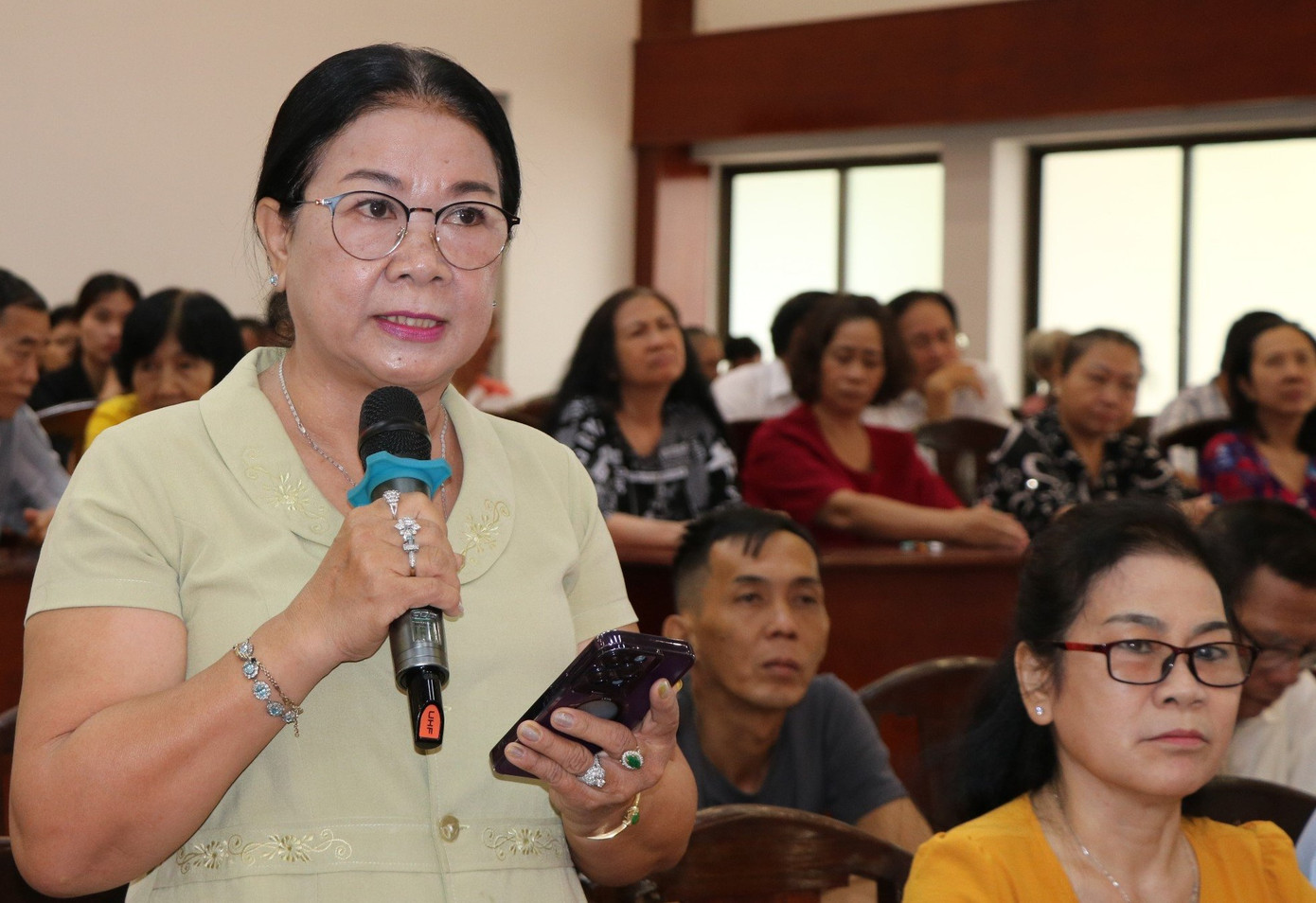 Cử tri quận 11 nêu ý kiến tại buổi tiếp xúc. Ảnh: Cẩm Nương Cử tri quận 11 nêu ý kiến tại buổi tiếp xúc. Ảnh: Cẩm Nương