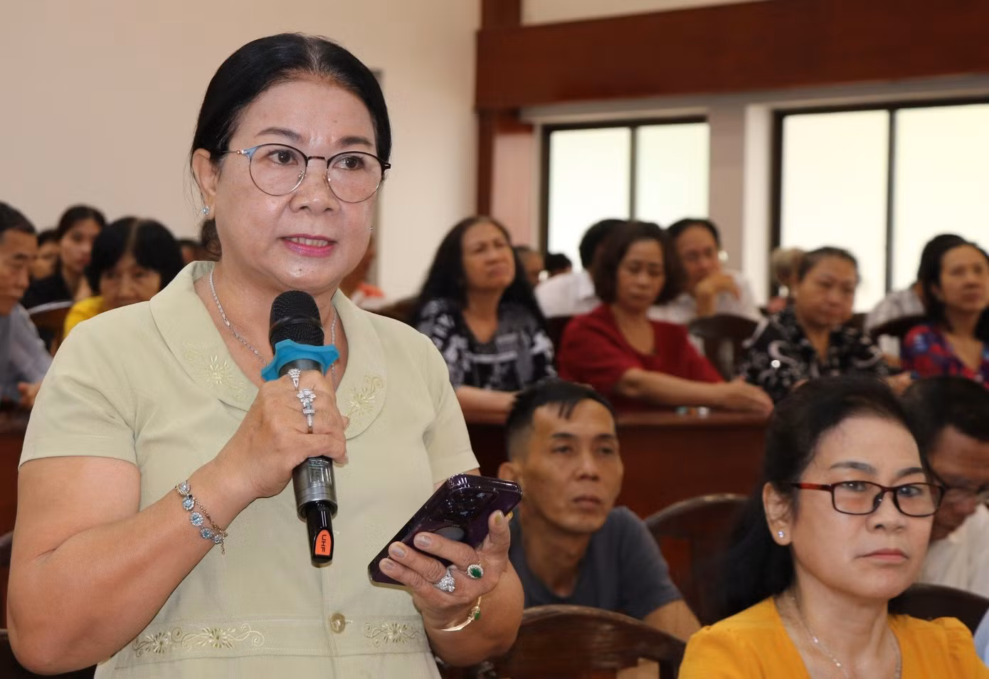 Cử tri quận 11 nêu ý kiến tại buổi tiếp xúc. Ảnh: Cẩm Nương