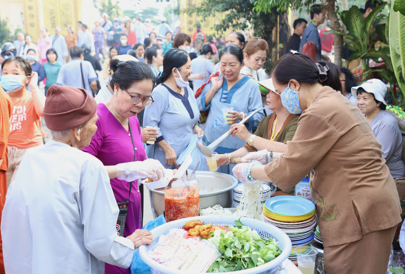 Cũng trong khuôn khổ buổi lễ Tạ đàn Dược sư Thất châu, nhà chùa tổ chức đại tiệc buffet chay với hàng chục món ăn để thết đãi bà con đi lễ.