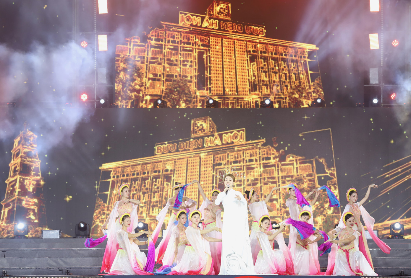 Tại đêm bế mạc, các ca sĩ, nghệ sĩ, nhóm múa đã trình diễn nhiều tiết mục văn nghệ đặc sắc, ghi đậm dấu ấn về thủ đô Hà Nội.