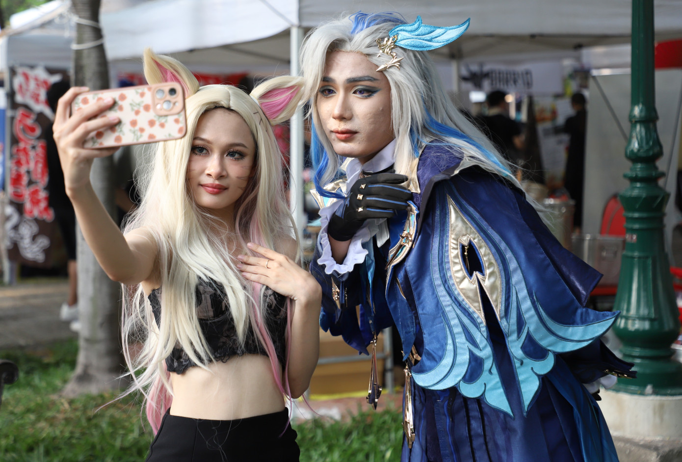 Không ít bạn nam cũng điệu đà với trang phục cùng nhiều phụ kiện đi kèm.