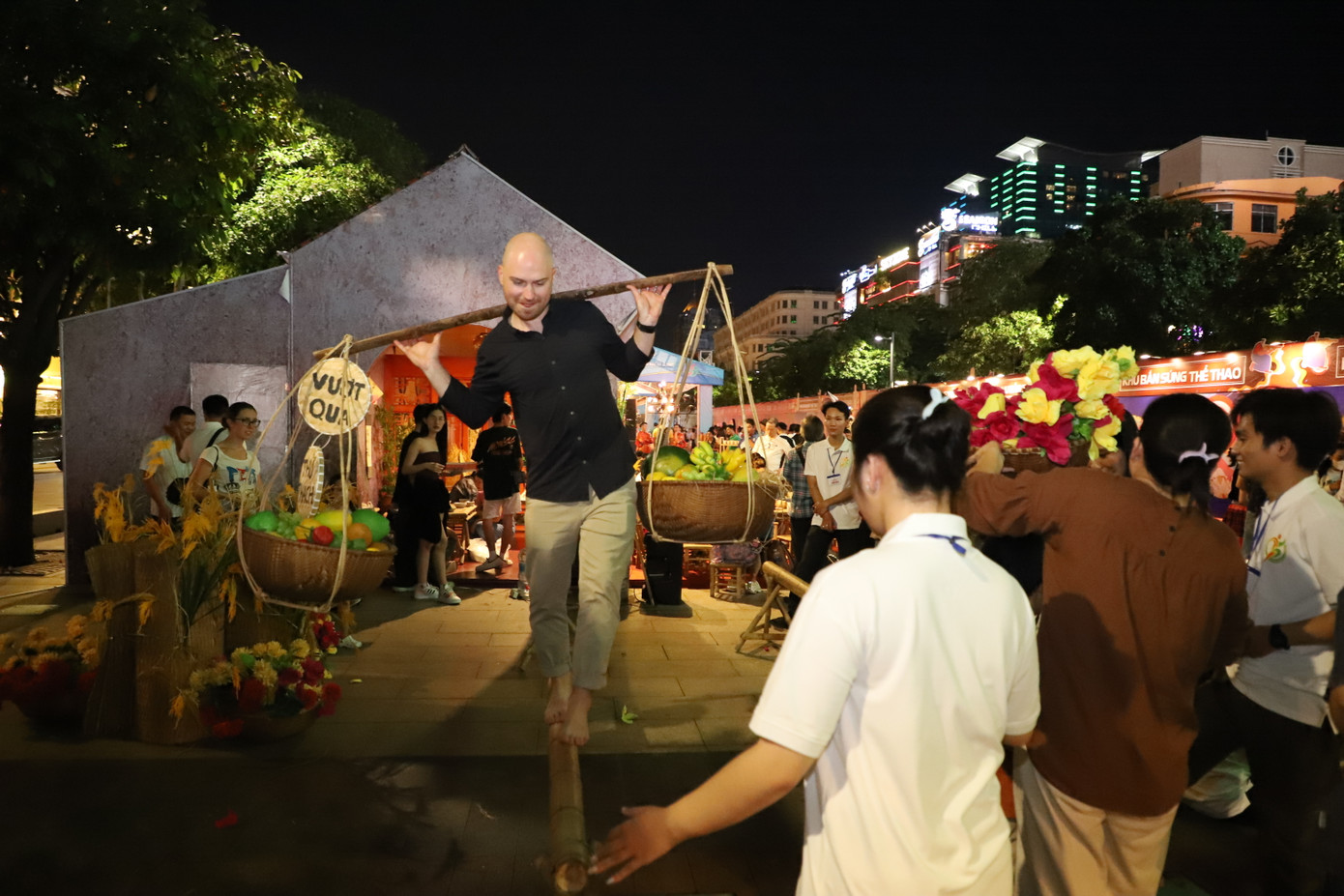 Cùng tham gia các hoạt động trong tuần lễ, khách Tây thích thú trải nghiệm đi cầu khỉ.