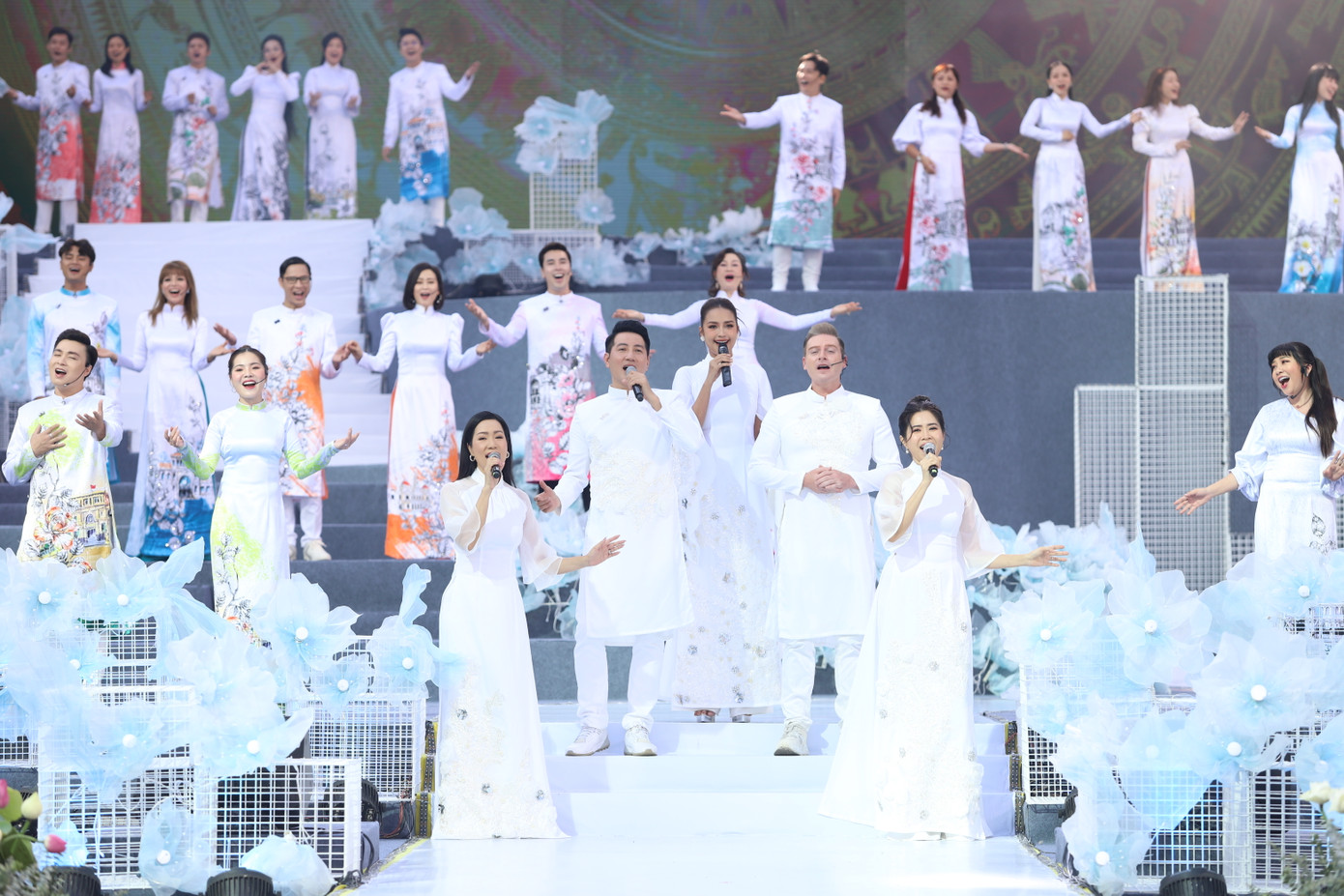 Sáng 8/3, trong khuôn khổ Lễ hội Áo dài lần thứ 10 - năm 2024, tại Phố đi bộ Nguyễn Huệ (quận 1, TPHCM), Hội Liên hiệp phụ nữ (LHPN) TPHCM tổ chức chương trình họp mặt kỷ niệm 114 năm ngày Quốc tế Phụ nữ và 1984 năm cuộc Khởi nghĩa Hai Bà Trưng.