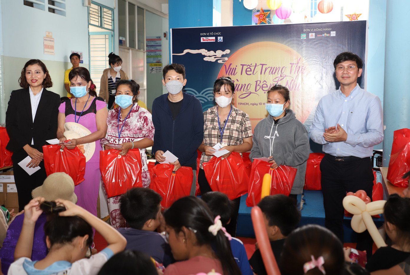 Bà Phó Nguyễn Tuyết Phương (bìa phải) - đại diện đơn vị đồng hành cùng gửi tặng các phần học bổng đến các em nhỏ. Bà Phó Nguyễn Tuyết Phương (bìa phải) - đại diện đơn vị đồng hành cùng gửi tặng các phần học bổng đến các em nhỏ.