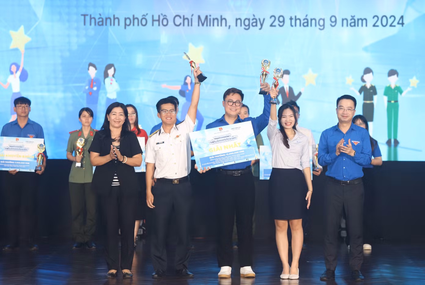 Bí thư T.Ư Đoàn Nguyễn Tường Lâm cùng Phó trưởng ban Thường trực Ban Dân vận Thành ủy TPHCM Nguyễn Thị Bạch Mai trao giải Nhất cho 3 thành viên đội The Innovators.