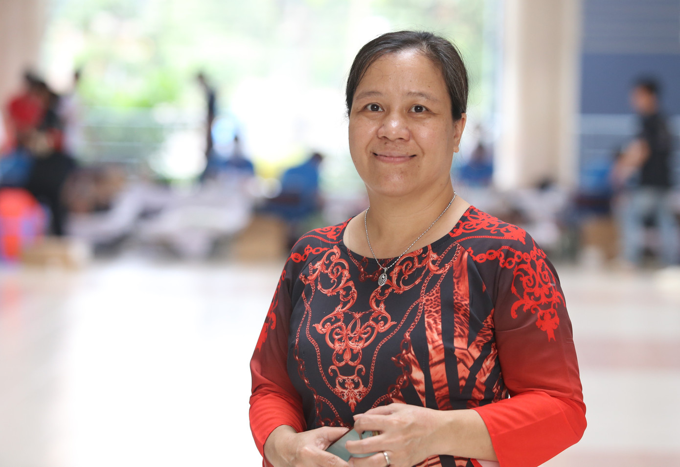 Nữ giảng viên luôn nhiệt tình với các hoạt động thiện nguyện, chăm lo cho người lao động, sinh viên.