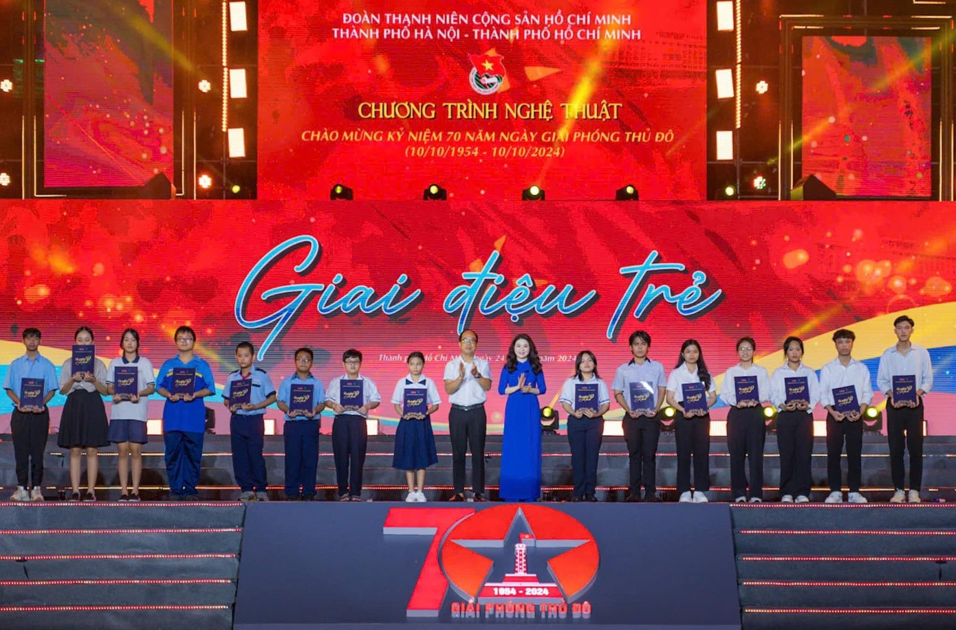 Chị Chu Hồng Minh và Tổng Biên tập báo Tuổi trẻ Thủ đô Nguyễn Mạnh Hưng trao học bổng động viên các bạn học sinh, sinh viên. Ảnh: CTV Chị Chu Hồng Minh và Tổng Biên tập báo Tuổi trẻ Thủ đô Nguyễn Mạnh Hưng trao học bổng động viên các bạn học sinh, sinh viên. Ảnh: CTV