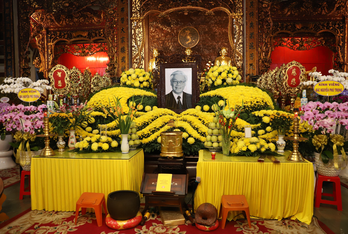 Di ảnh Tổng Bí thư Nguyễn Phú Trọng được đặt trang trọng trong không gian chùa Vĩnh Nghiêm.