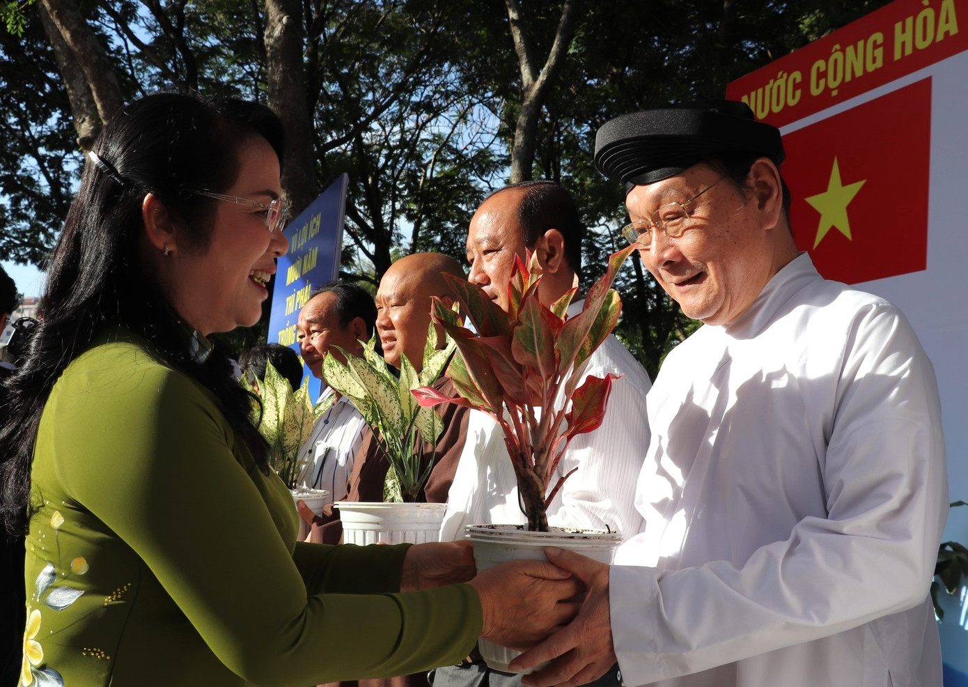 Tại quận 4, Chủ tịch Ủy ban MTTQ Việt Nam TPHCM Trần Kim Yến trao tặng cây cho người dân trên địa bàn. Ảnh: MTTQ TPHCM. Tại quận 4, Chủ tịch Ủy ban MTTQ Việt Nam TPHCM Trần Kim Yến trao tặng cây cho người dân trên địa bàn. Ảnh: MTTQ TPHCM.