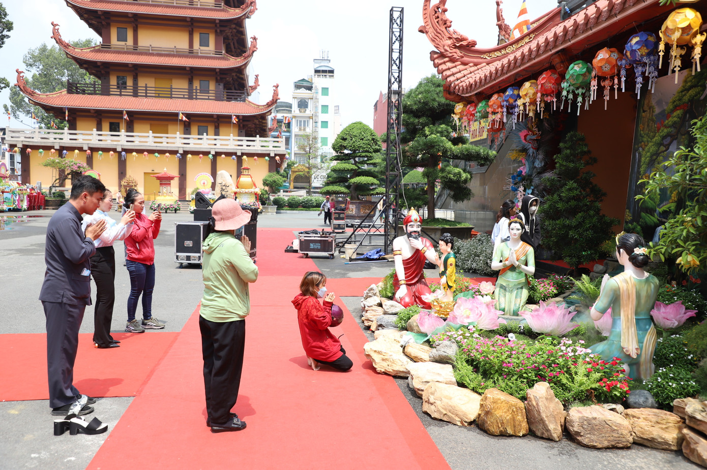Người dân tỏ bày lòng kính ngưỡng trước không gian tái hiện hoạt cảnh Thái tử Tất Đạt Đa (về sau là Đức Phật Thích Ca Mâu Ni) đản sinh, thị hiện tại vườn Lâm Tỳ Ni. Người dân tỏ bày lòng kính ngưỡng trước không gian tái hiện hoạt cảnh Thái tử Tất Đạt Đa (về sau là Đức Phật Thích Ca Mâu Ni) đản sinh, thị hiện tại vườn Lâm Tỳ Ni.