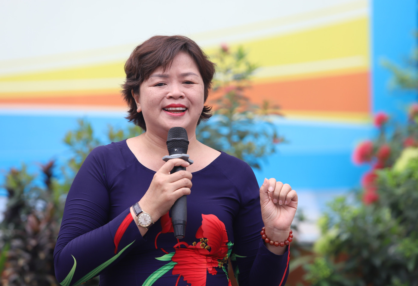 TS Phạm Thị Thúy chia sẻ với các bạn học sinh.