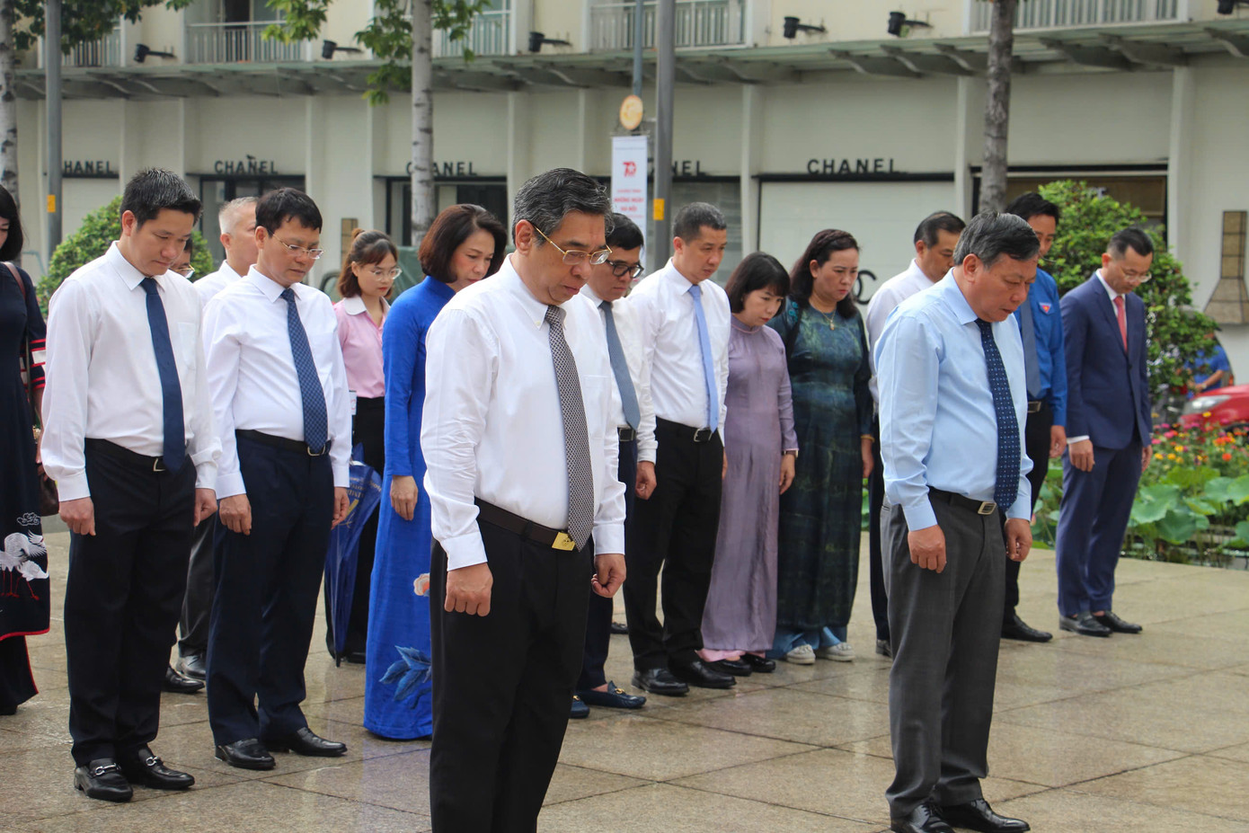 Đoàn đại biểu dành phút mặc niệm tưởng nhớ công lao to lớn của Chủ tịch Hồ Chí Minh.