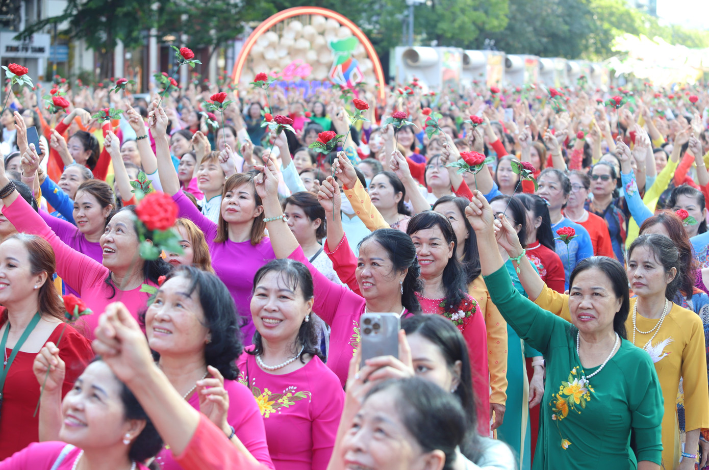 Điểm nhấn của màn đồng diễn là sự xuất hiện của các cành hoa hồng trên tay mỗi chị em.