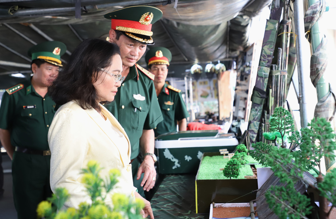 Tham quan các mô hình, vũ khí, quân trang quân dụng được trưng bày. Ảnh: Ngô Tùng