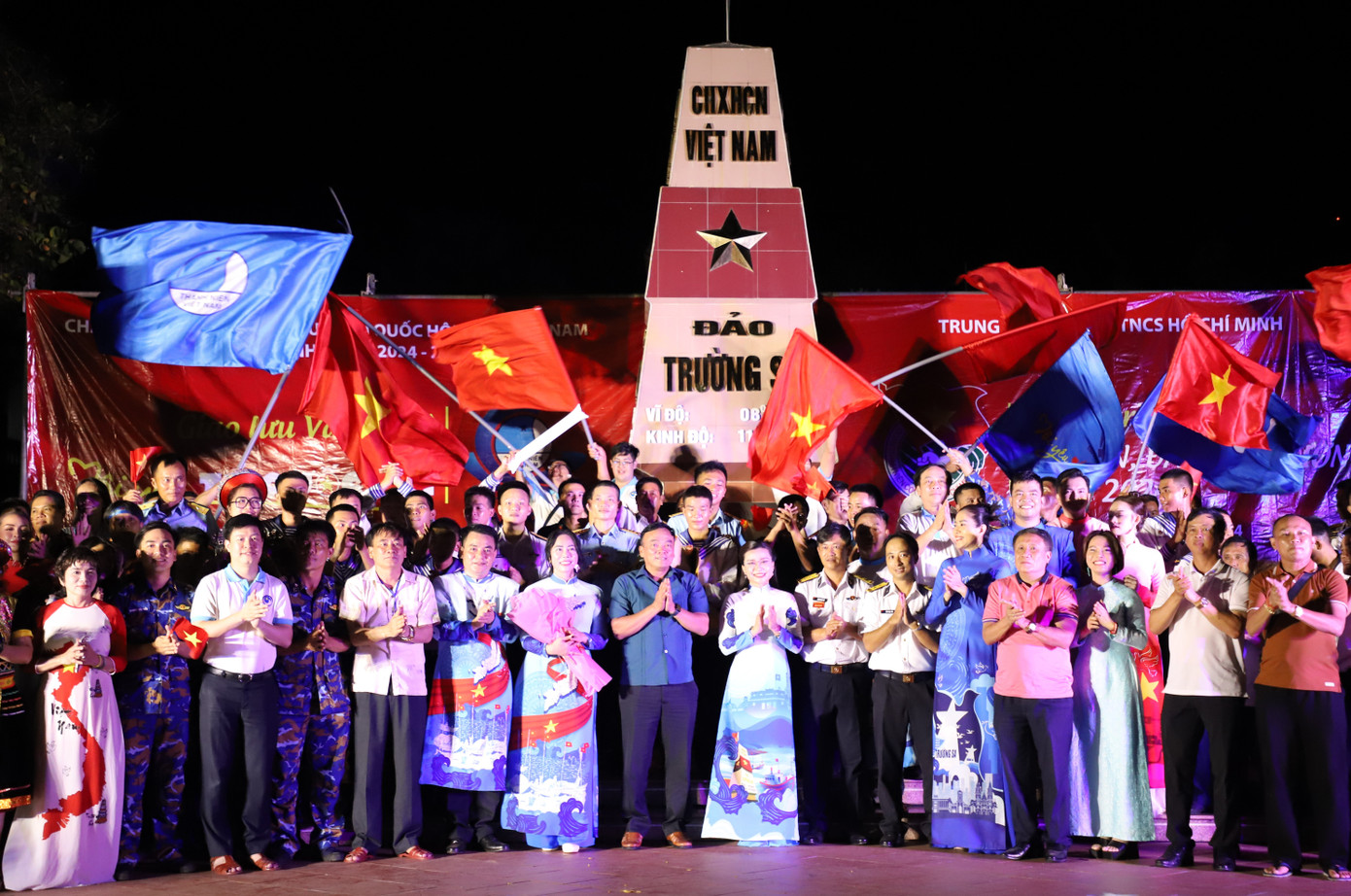 Lãnh đạo đoàn công tác chụp hình lưu niệm cùng các văn nghệ sĩ, cán bộ chiến sĩ sau buổi giao lưu văn nghệ ấm tình quân dân tại đảo Trường Sa Lớn. Lãnh đạo đoàn công tác chụp hình lưu niệm cùng các văn nghệ sĩ, cán bộ chiến sĩ sau buổi giao lưu văn nghệ ấm tình quân dân tại đảo Trường Sa Lớn.