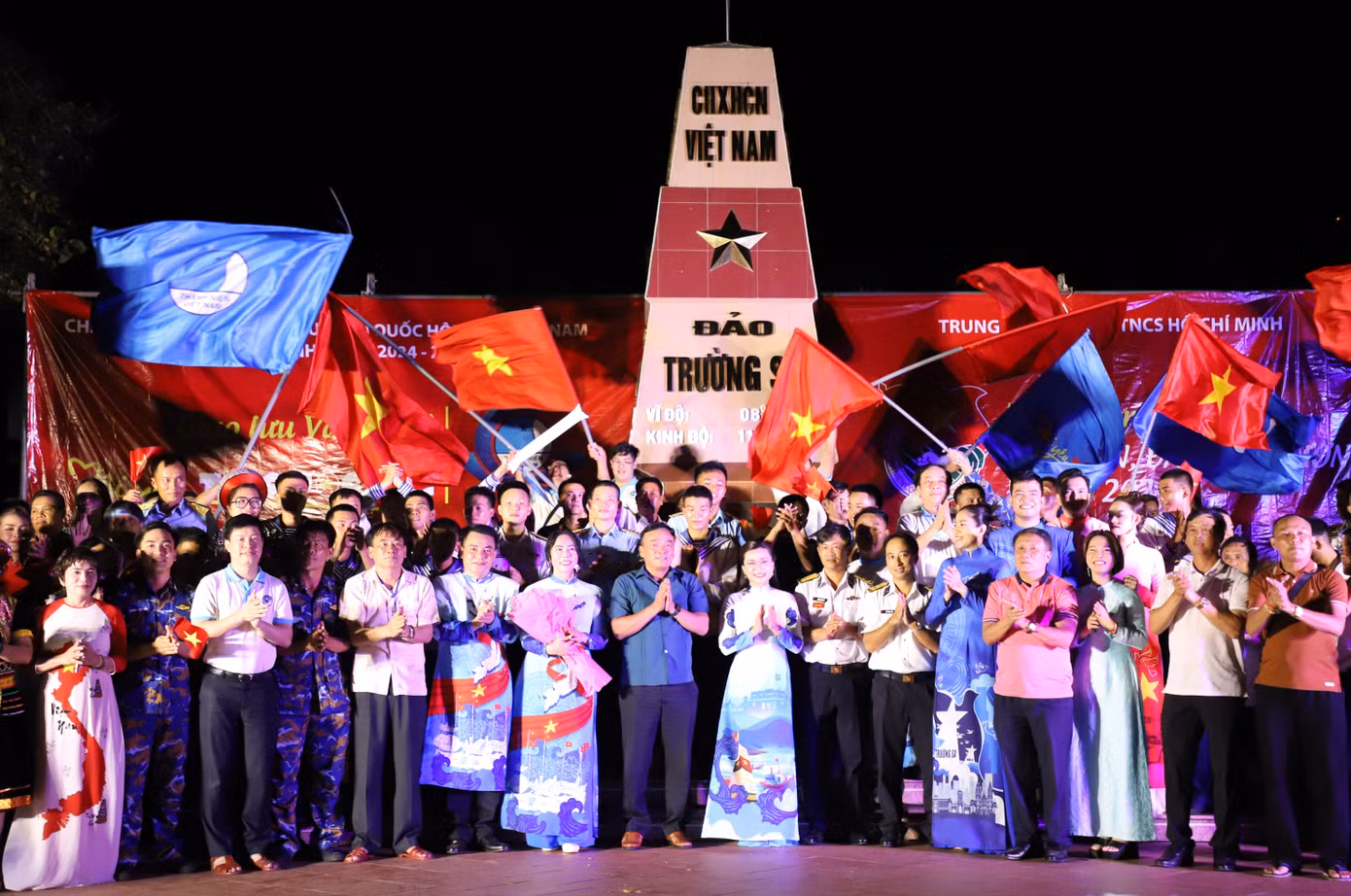 Lãnh đạo đoàn công tác chụp hình lưu niệm cùng các văn nghệ sĩ, cán bộ chiến sĩ sau buổi giao lưu văn nghệ ấm tình quân dân tại đảo Trường Sa Lớn. Lãnh đạo đoàn công tác chụp hình lưu niệm cùng các văn nghệ sĩ, cán bộ chiến sĩ sau buổi giao lưu văn nghệ ấm tình quân dân tại đảo Trường Sa Lớn.