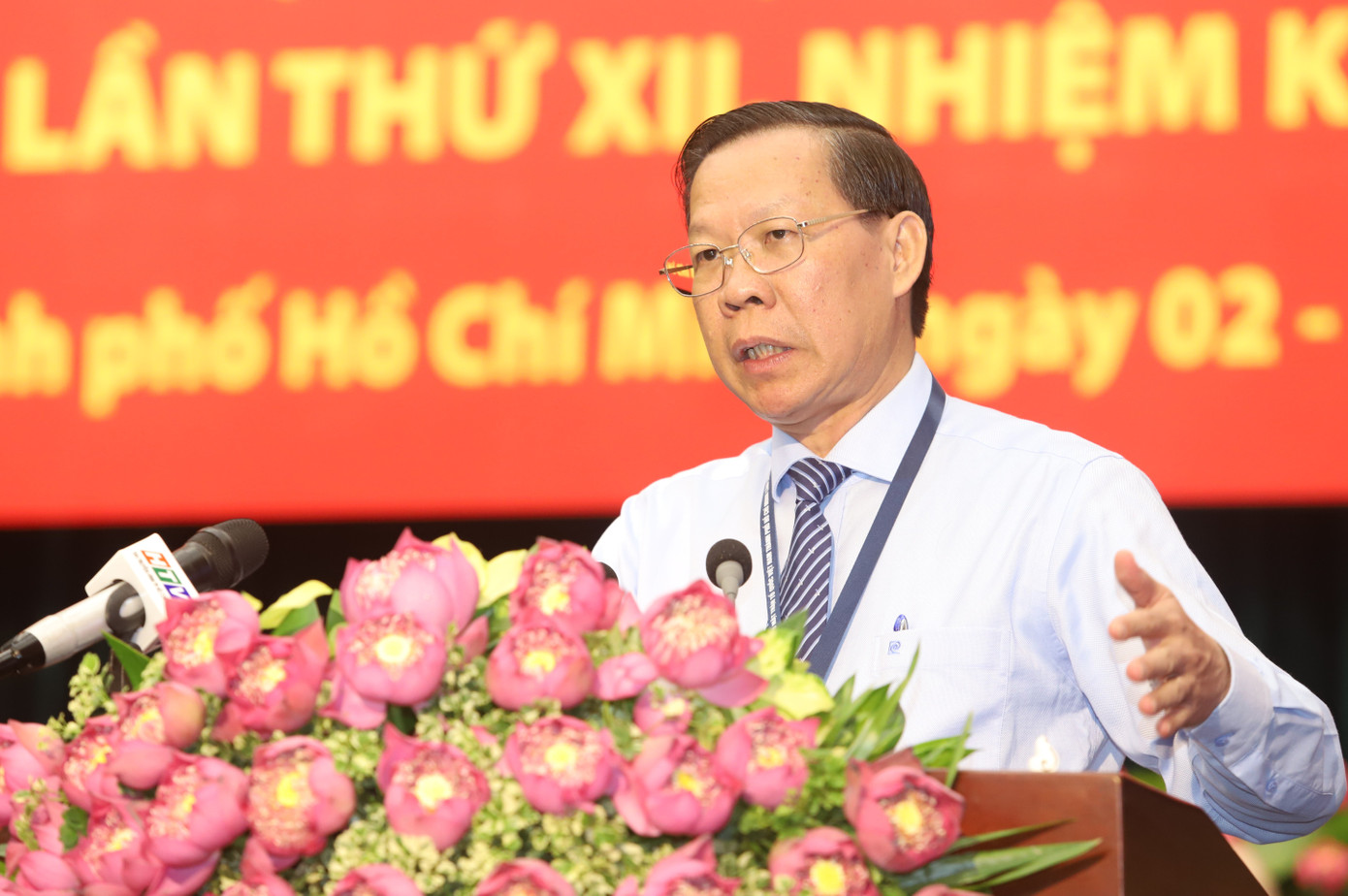 Chủ tịch UBND TPHCM Phan Văn Mãi trao đổi với đại biểu dự đại hội. Ảnh: Ngô Tùng Chủ tịch UBND TPHCM Phan Văn Mãi trao đổi với đại biểu dự đại hội. Ảnh: Ngô Tùng