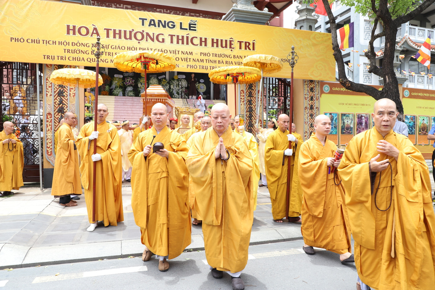 Kim quan Hòa thượng Thích Huệ Trí được phụng tống di quan từ lễ đài Thiền viện Quảng Đức (quận 3, TPHCM) về Tổ đình Kim Tiên (TP Huế, Thừa Thiên – Huế). Kim quan Hòa thượng Thích Huệ Trí được phụng tống di quan từ lễ đài Thiền viện Quảng Đức (quận 3, TPHCM) về Tổ đình Kim Tiên (TP Huế, Thừa Thiên – Huế).