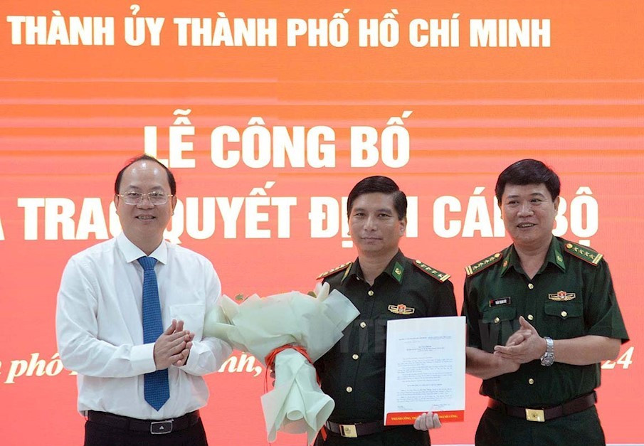 Phó Bí thư Thường trực Thành ủy TPHCM Nguyễn Hồ Hải trao quyết định và hoa chúc mừng Đại tá Đỗ Vĩnh Thăng. (Ảnh: Thành ủy TPHCM) Phó Bí thư Thường trực Thành ủy TPHCM Nguyễn Hồ Hải trao quyết định và hoa chúc mừng Đại tá Đỗ Vĩnh Thăng. (Ảnh: Thành ủy TPHCM)