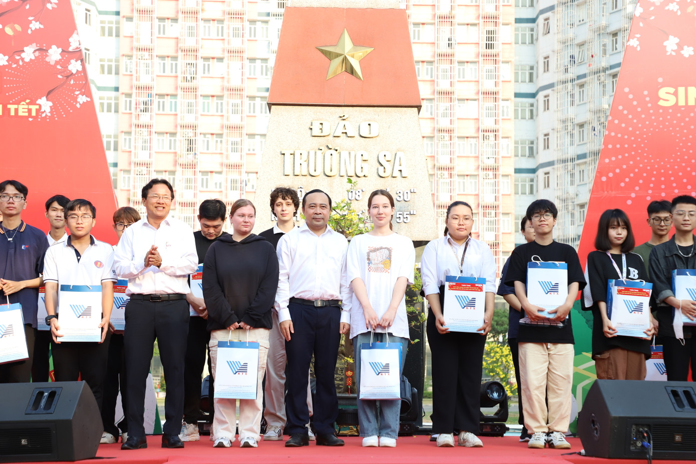 Các bạn sinh viên đón tết xa quê nhận món quà tết ấm áp. Các bạn sinh viên đón tết xa quê nhận món quà tết ấm áp.