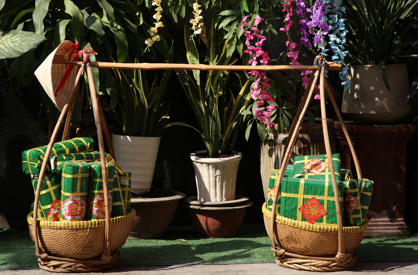 Quang gánh cùng hình ảnh bánh chưng, bánh tét cũng được bà con khu phố trưng bày gợi nhắc hình ảnh thân thương của Tết cổ truyền dân tộc.