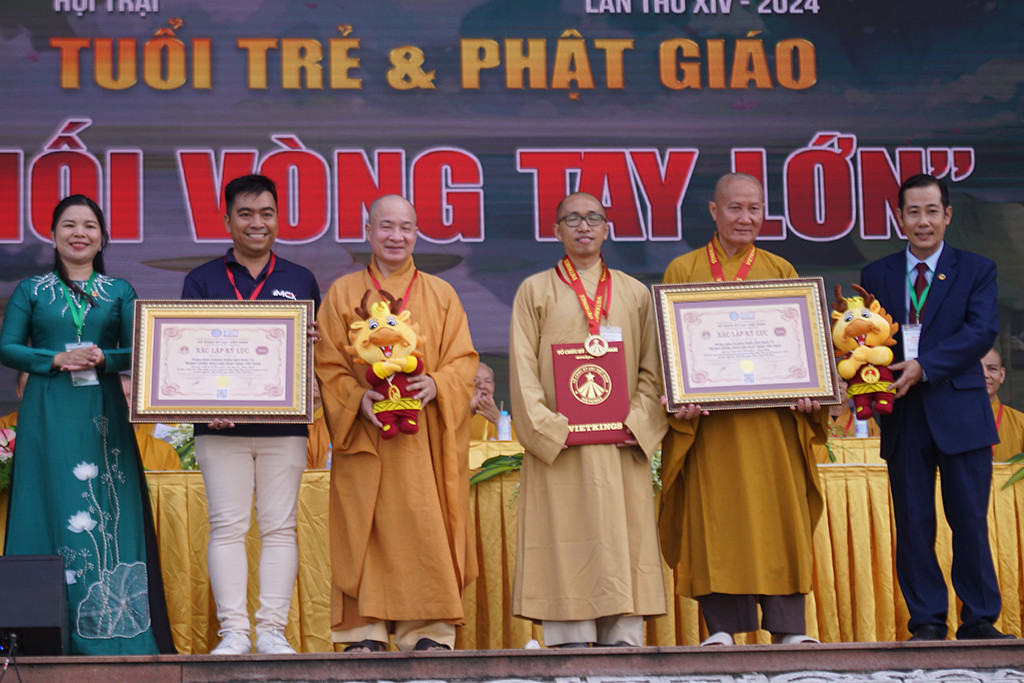 Đại diện tổ chức trao bằng công nhận hai kỷ lục. Đại diện tổ chức trao bằng công nhận hai kỷ lục.