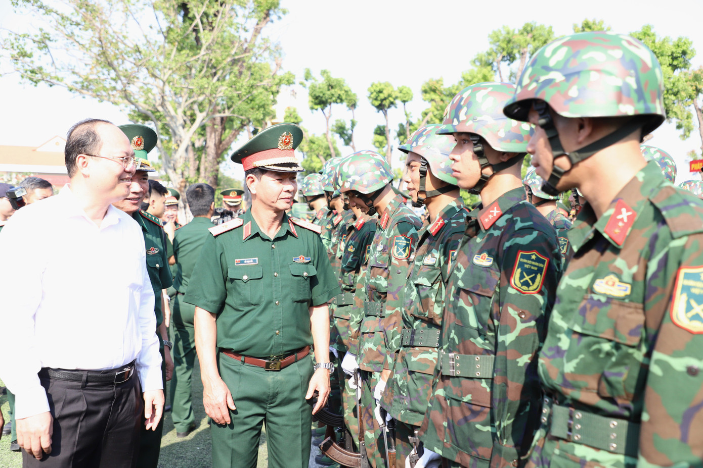 Lãnh đạo Quân khu 7, TPHCM thăm hỏi, động viên chiến sĩ.