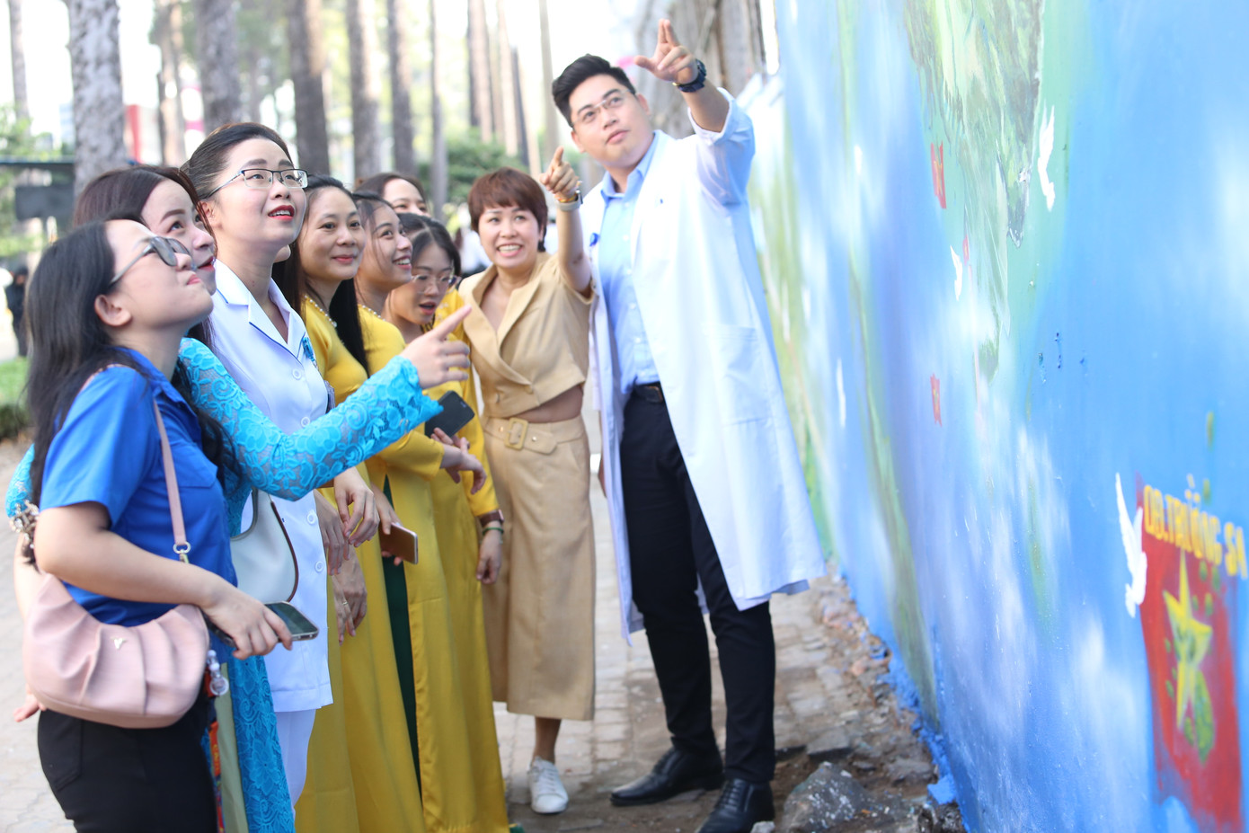 Tháng 12/2023, sau khi nắm được tình hình, khu vực xung quanh Bệnh viện Từ Dũ bị các đối tượng dán, vẽ, viết những nội dung quảng cáo không phù hợp, gây phản cảm, Đoàn CATP phối hợp các đơn vị tiến hành bóc gỡ các sản phẩm nhếch nhác trên và sơn vẽ các bức tranh bích họa. Đây là công trình bích họa chủ đề "Việt Nam tươi đẹp" thứ 9 trên địa bàn thành phố, có tổng giá trị thực hiện 2,5 tỷ đồng với sự chung sức, đồng hành của nhiều đơn vị, tổ chức. Tháng 12/2023, sau khi nắm được tình hình, khu vực xung quanh Bệnh viện Từ Dũ bị các đối tượng dán, vẽ, viết những nội dung quảng cáo không phù hợp, gây phản cảm, Đoàn CATP phối hợp các đơn vị tiến hành bóc gỡ các sản phẩm nhếch nhác trên và sơn vẽ các bức tranh bích họa. Đây là công trình bích họa chủ đề "Việt Nam tươi đẹp" thứ 9 trên địa bàn thành phố, có tổng giá trị thực hiện 2,5 tỷ đồng với sự chung sức, đồng hành của nhiều đơn vị, tổ chức.