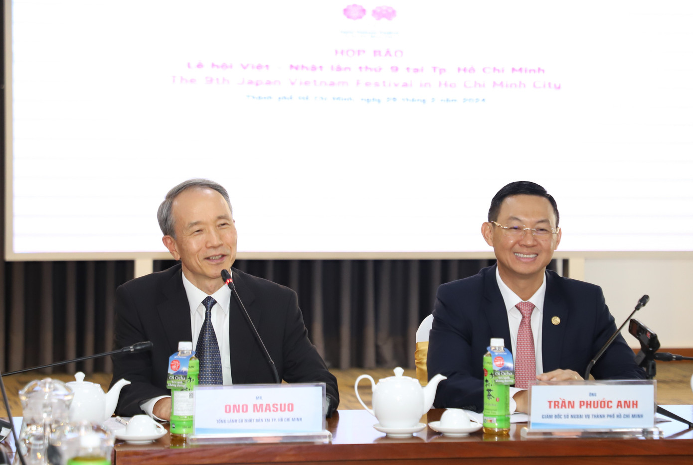 Giám đốc Sở Ngoại vụ TPHCM Trần Phước Anh (phải) và Tổng Lãnh sự Nhật Bản tại TPHCM Ono Masuo trao đổi tại họp báo. Ảnh: Ngô Tùng