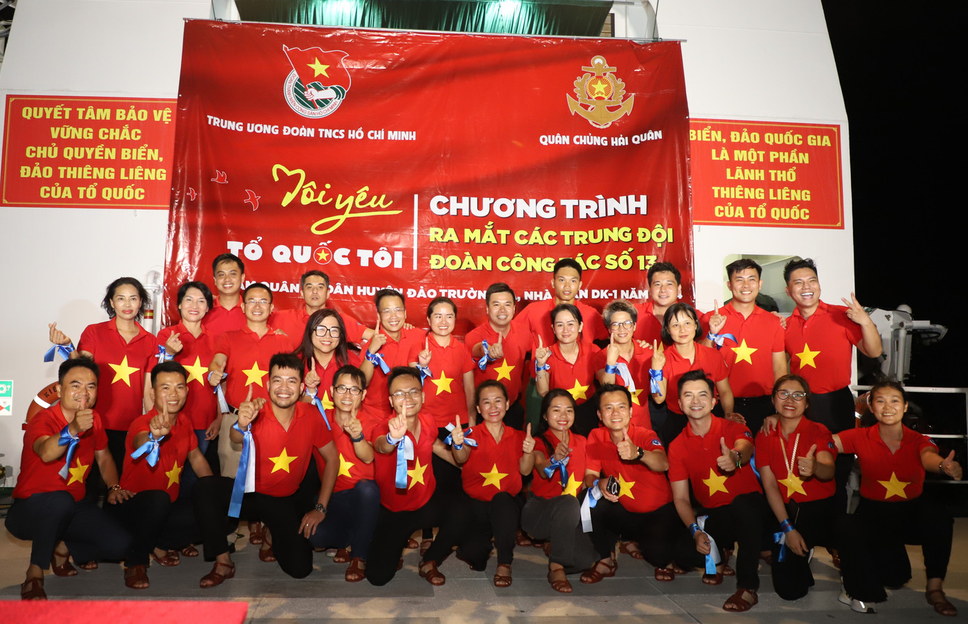 Việt Sa cùng các đại biểu hành trình. Việt Sa cùng các đại biểu hành trình.