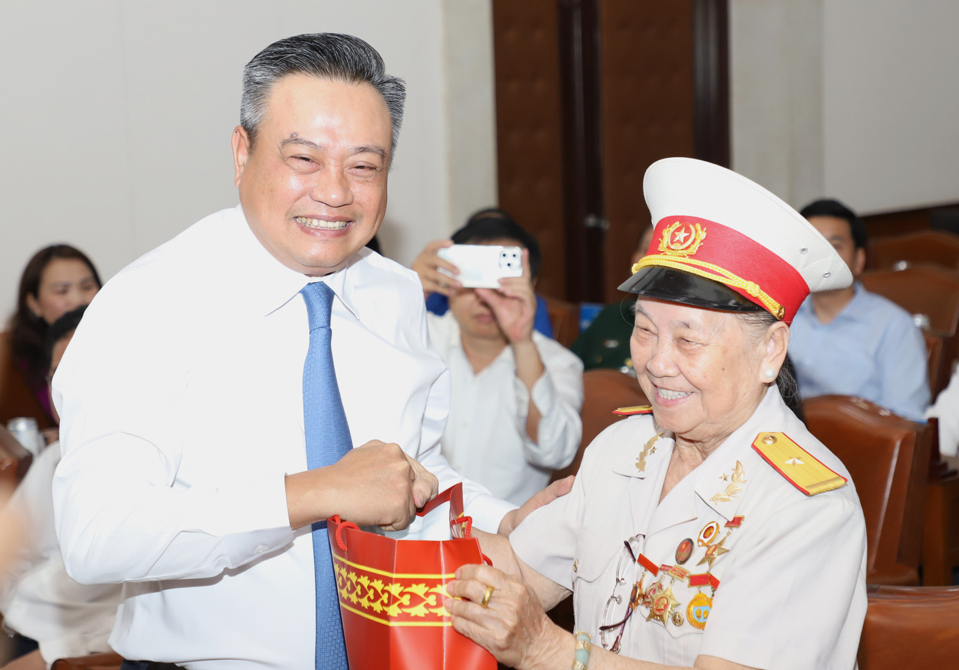 Chủ tịch Hà Nội tặng quà tri ân Mẹ Việt Nam anh hùng Nguyễn Thị Hữu Tài.