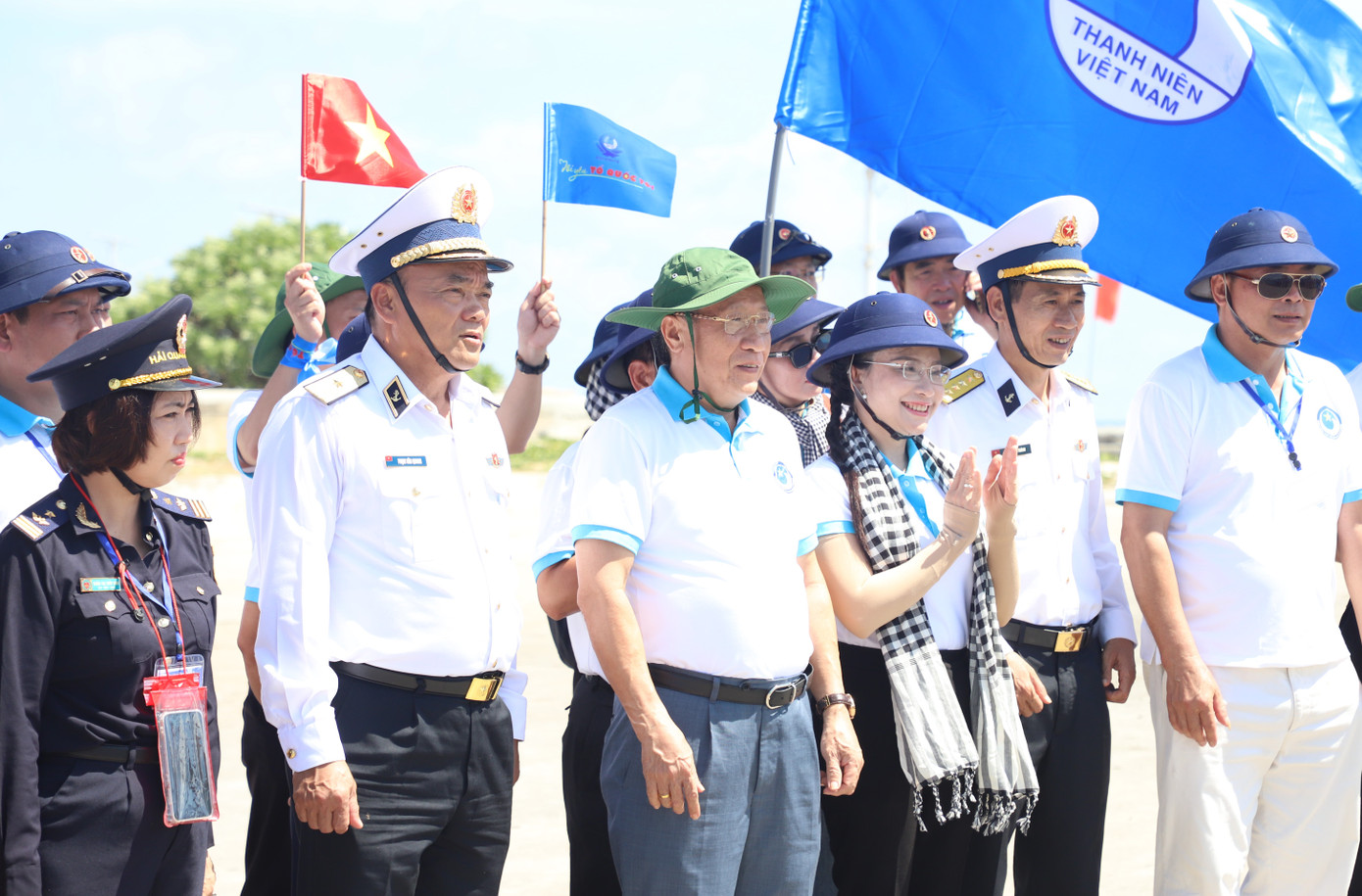 Lãnh đạo đoàn công tác và các đại biểu đến thăm, động viên quân và dân các điểm đảo thuộc huyện đảo Trường Sa. Lãnh đạo đoàn công tác và các đại biểu đến thăm, động viên quân và dân các điểm đảo thuộc huyện đảo Trường Sa.