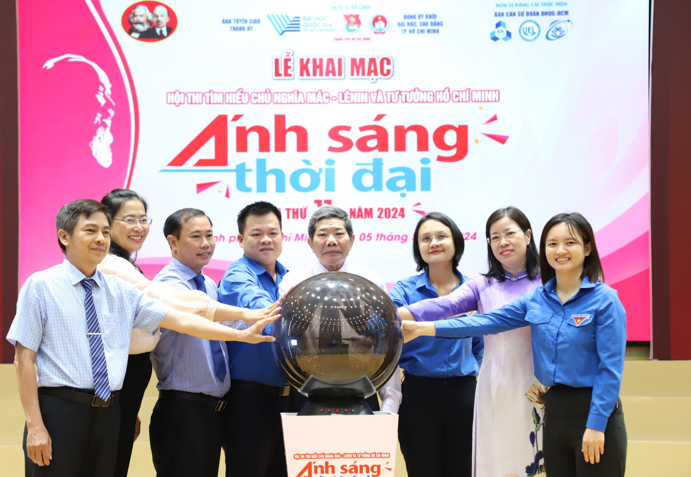 Các đại biểu thực hiện nghi thức khai mạc hội thi. Các đại biểu thực hiện nghi thức khai mạc hội thi.