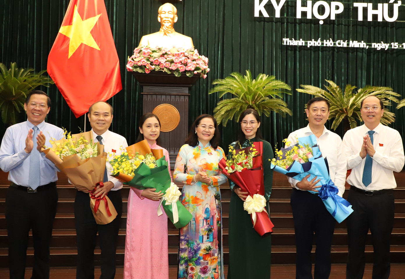 Lãnh đạo TPHCM trao hoa chúc mừng bà Phạm Thị Thanh Hương (thứ 3 từ trái qua) và bà Nguyễn Thị Nga (thứ 3 từ phải qua). Ảnh: Ngô Tùng