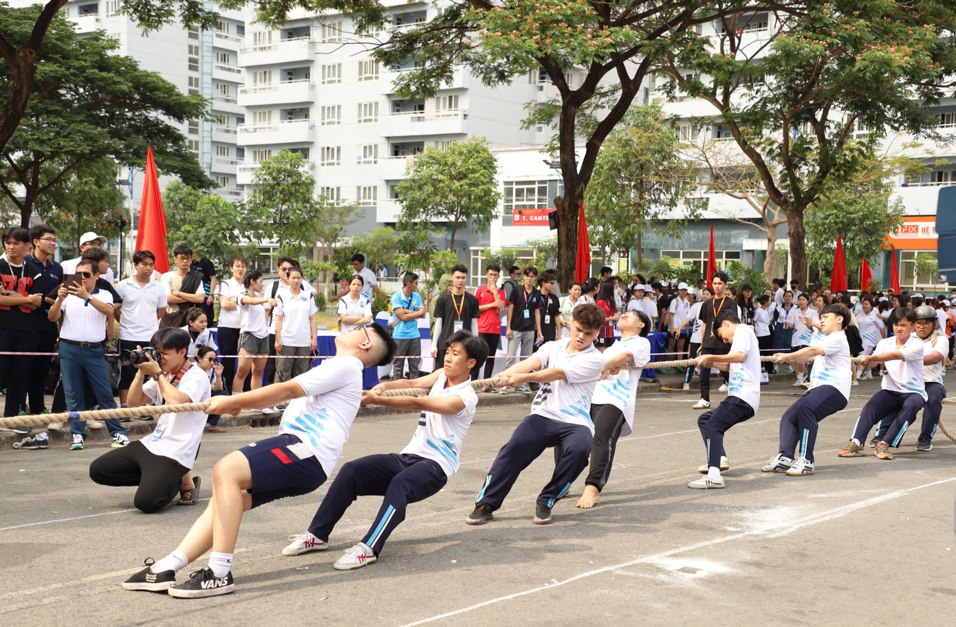 Bạn trẻ nỗ lực thi đấu trong buổi khai mạc hội thao sáng 20/4. Ảnh: Ngô Tùng