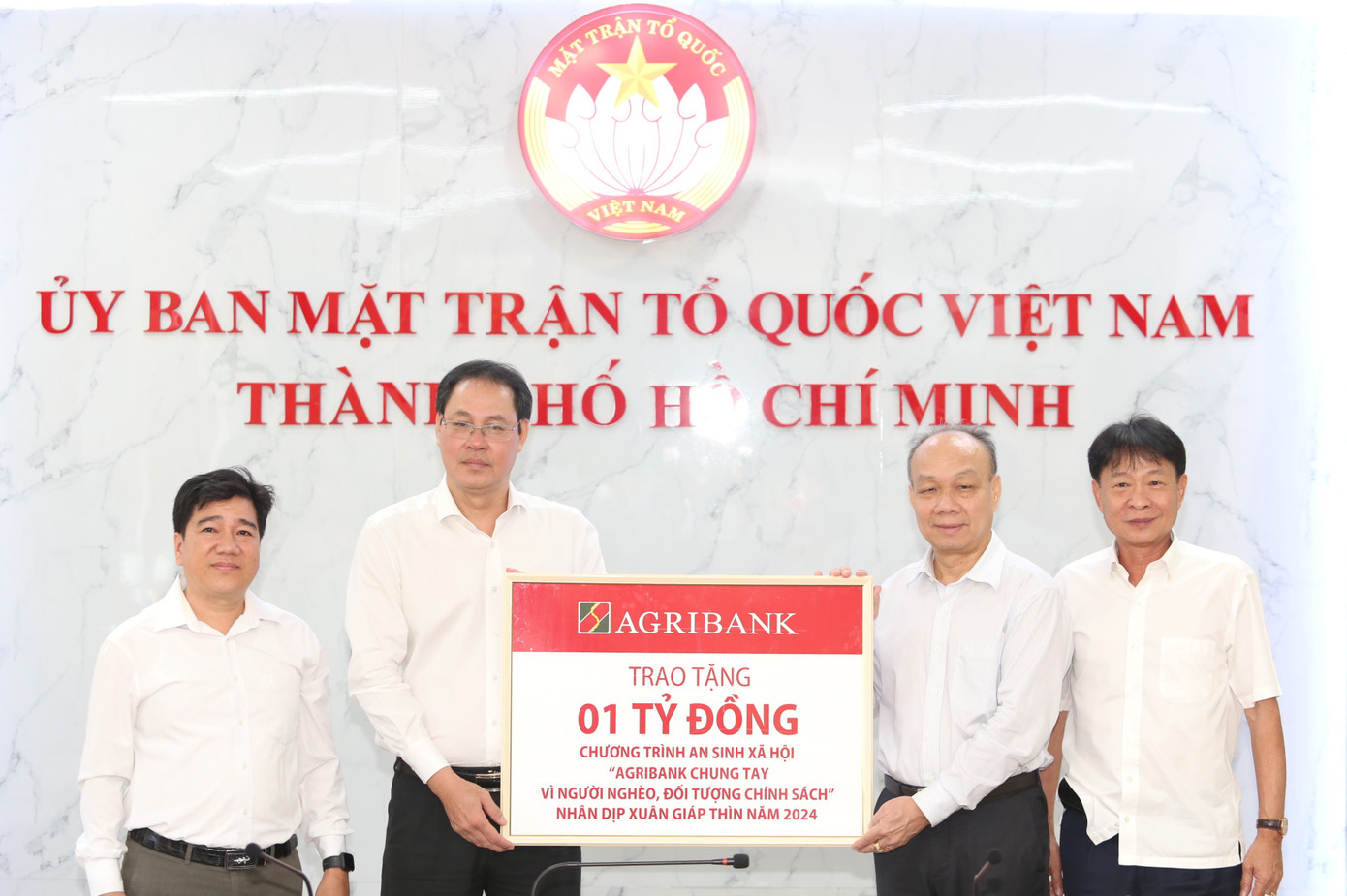 Phó Chủ tịch Thường trực Ủy ban MTTQ Việt Nam TPHCM Nguyễn Thành Trung tiếp nhận ủng hộ từ Agribank. Ảnh: Ngô Tùng Phó Chủ tịch Thường trực Ủy ban MTTQ Việt Nam TPHCM Nguyễn Thành Trung tiếp nhận ủng hộ từ Agribank. Ảnh: Ngô Tùng