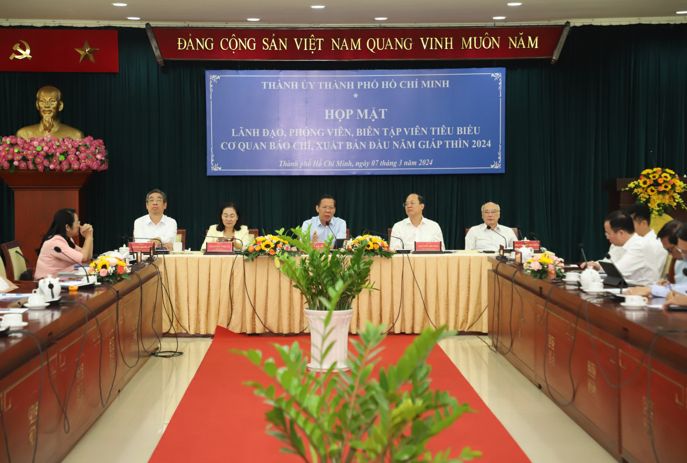 Chủ tịch UBND TPHCM Phan Văn Mãi trao đổi với đội ngũ người làm báo tại buổi họp mặt.