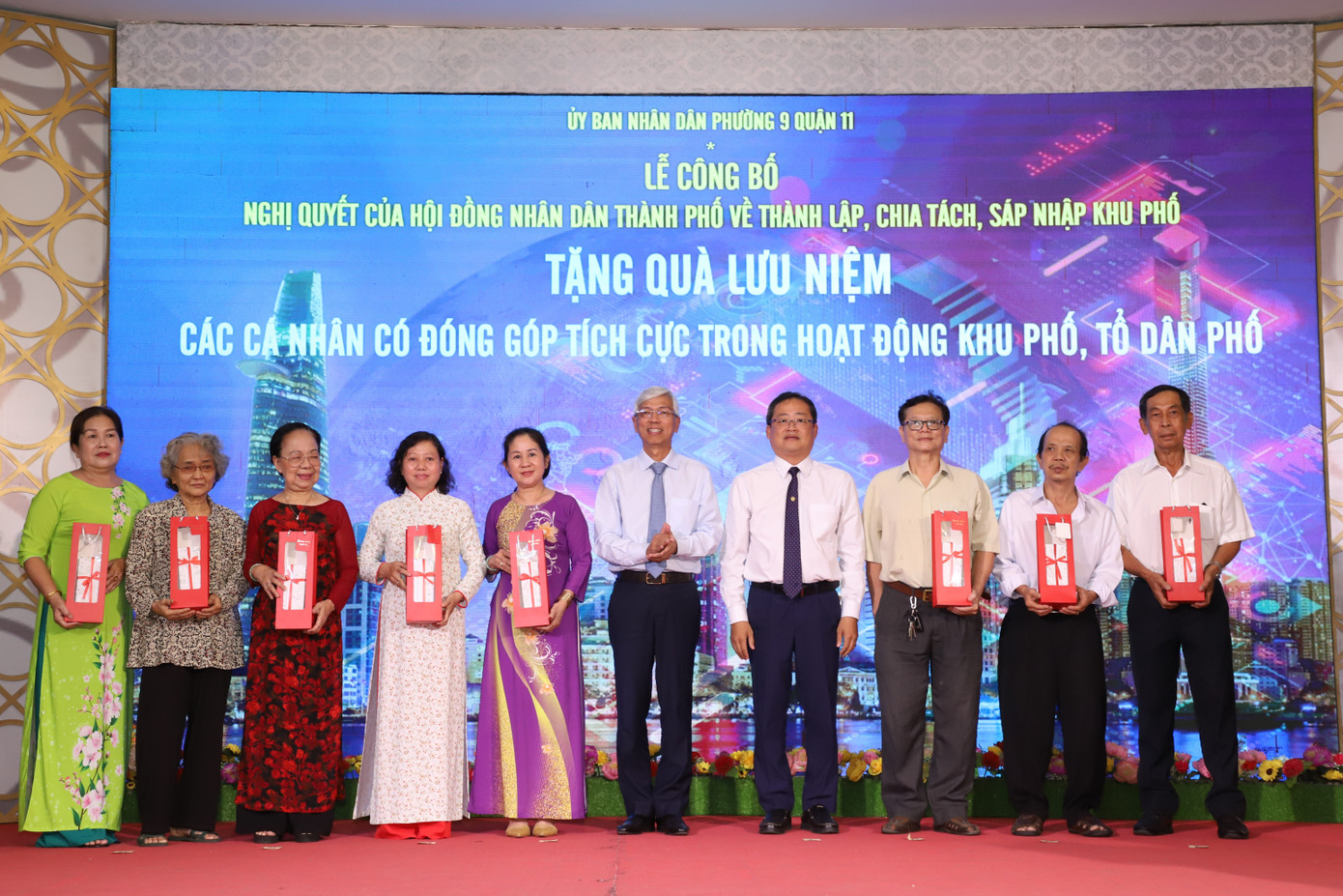 Lãnh đạo TPHCM gửi quà tri ân các cá nhân có đóng góp trong hoạt động khu phố, tổ dân phố nhiều năm qua. Ảnh: Ngô Tùng