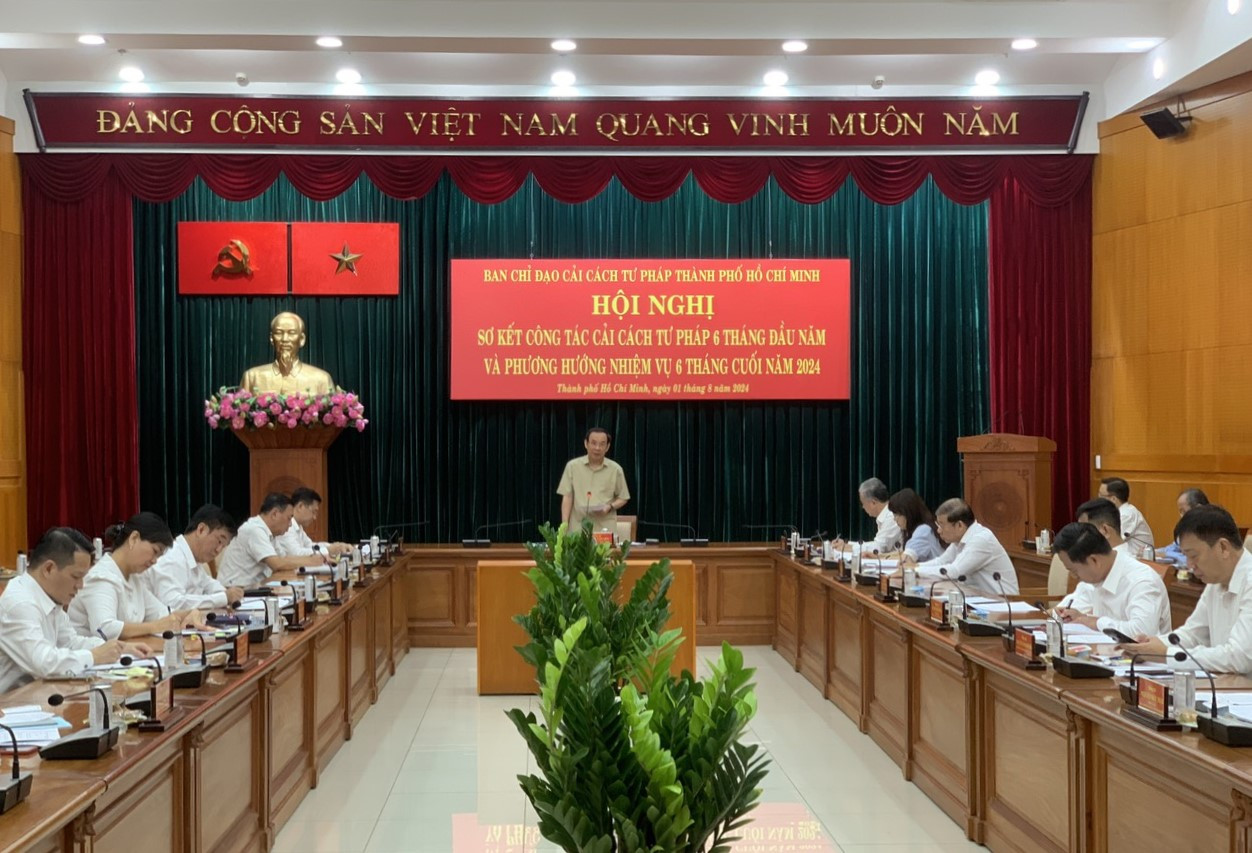 Bí thư Thành ủy TPHCM Nguyễn Văn Nên trao đổi tại hội nghị. Ảnh: Thanh Tuyền