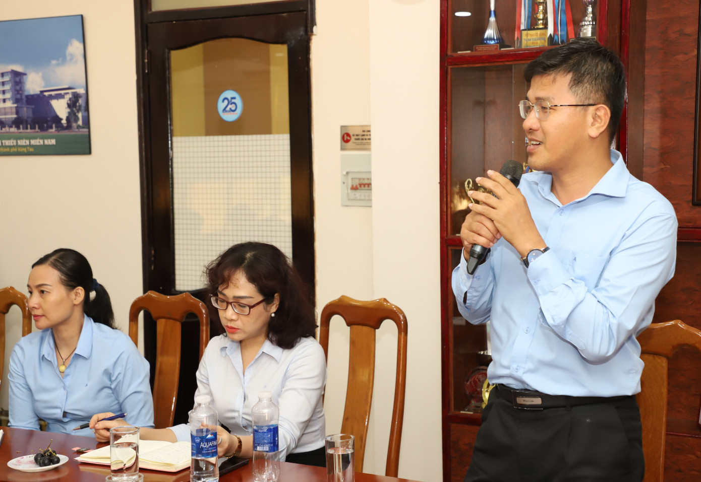 Anh Nguyễn Minh Khánh trao đổi tại buổi làm việc. Anh Nguyễn Minh Khánh trao đổi tại buổi làm việc.