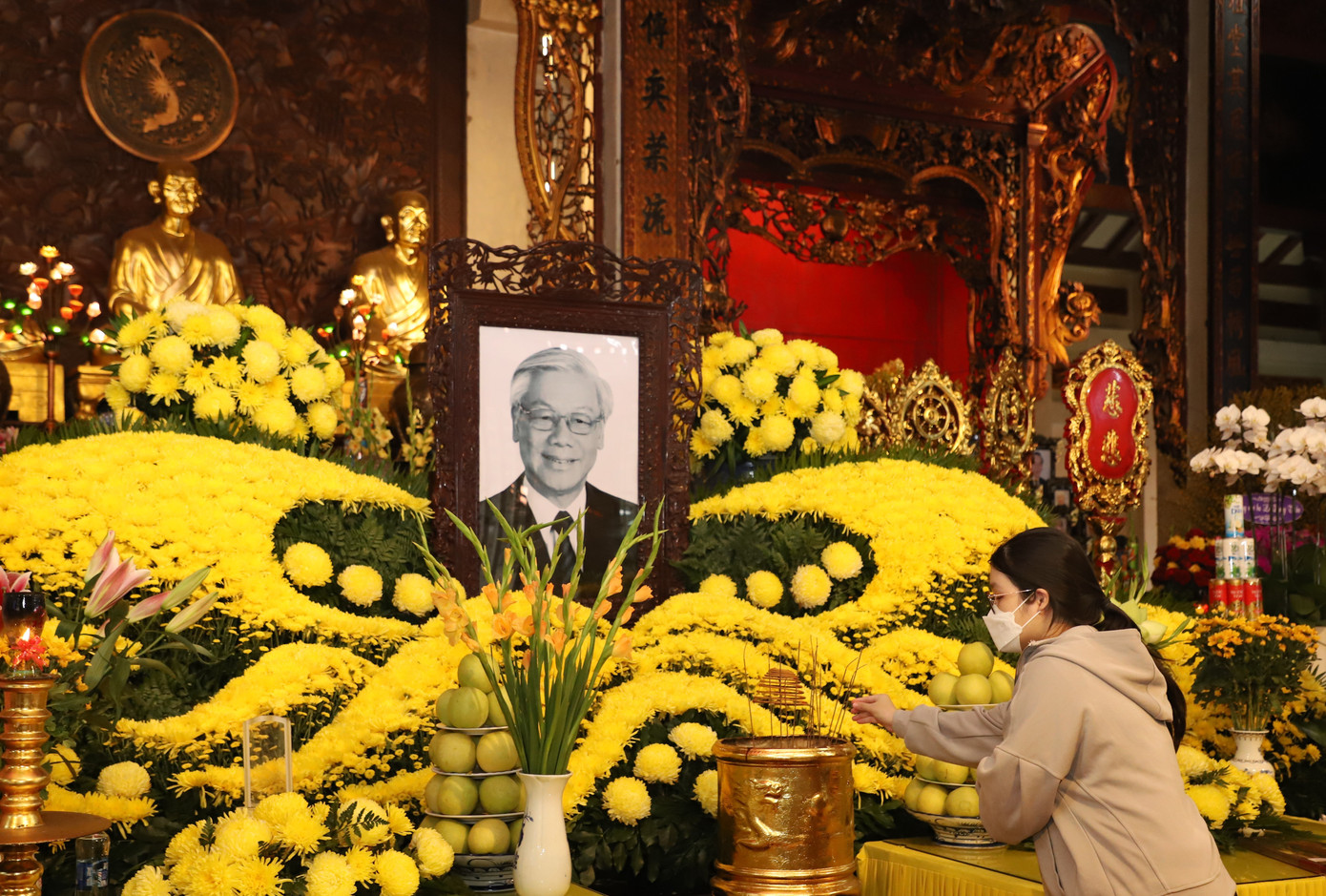 Người dân thắp hương tưởng nhớ và bày tỏ sự tôn kính, niềm tiếc thương vô hạn đối với Tổng Bí thư Nguyễn Phú Trọng.