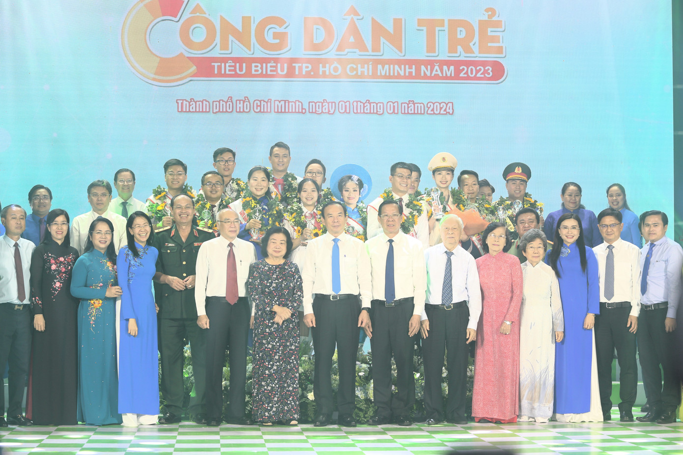 Các vị lãnh đạo chụp ảnh lưu niệm cùng các gương Công dân trẻ tiêu biểu. Các vị lãnh đạo chụp ảnh lưu niệm cùng các gương Công dân trẻ tiêu biểu.