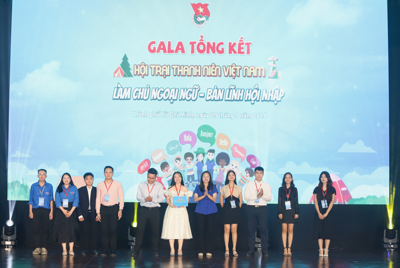 Ban tổ chức trao chứng nhận cho các nhóm thành viên tham gia hội trại.