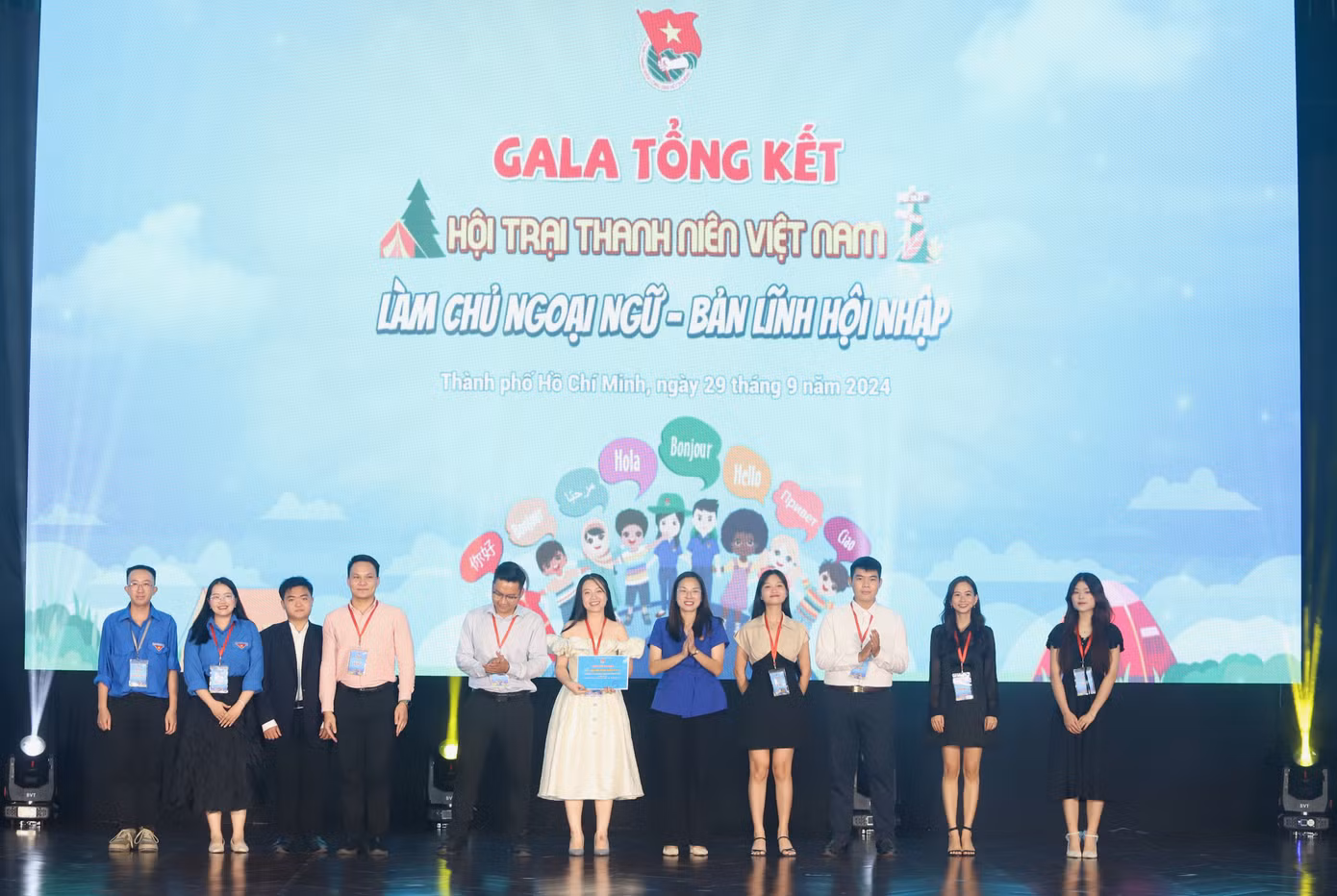 Ban tổ chức trao chứng nhận cho các nhóm thành viên tham gia hội trại.