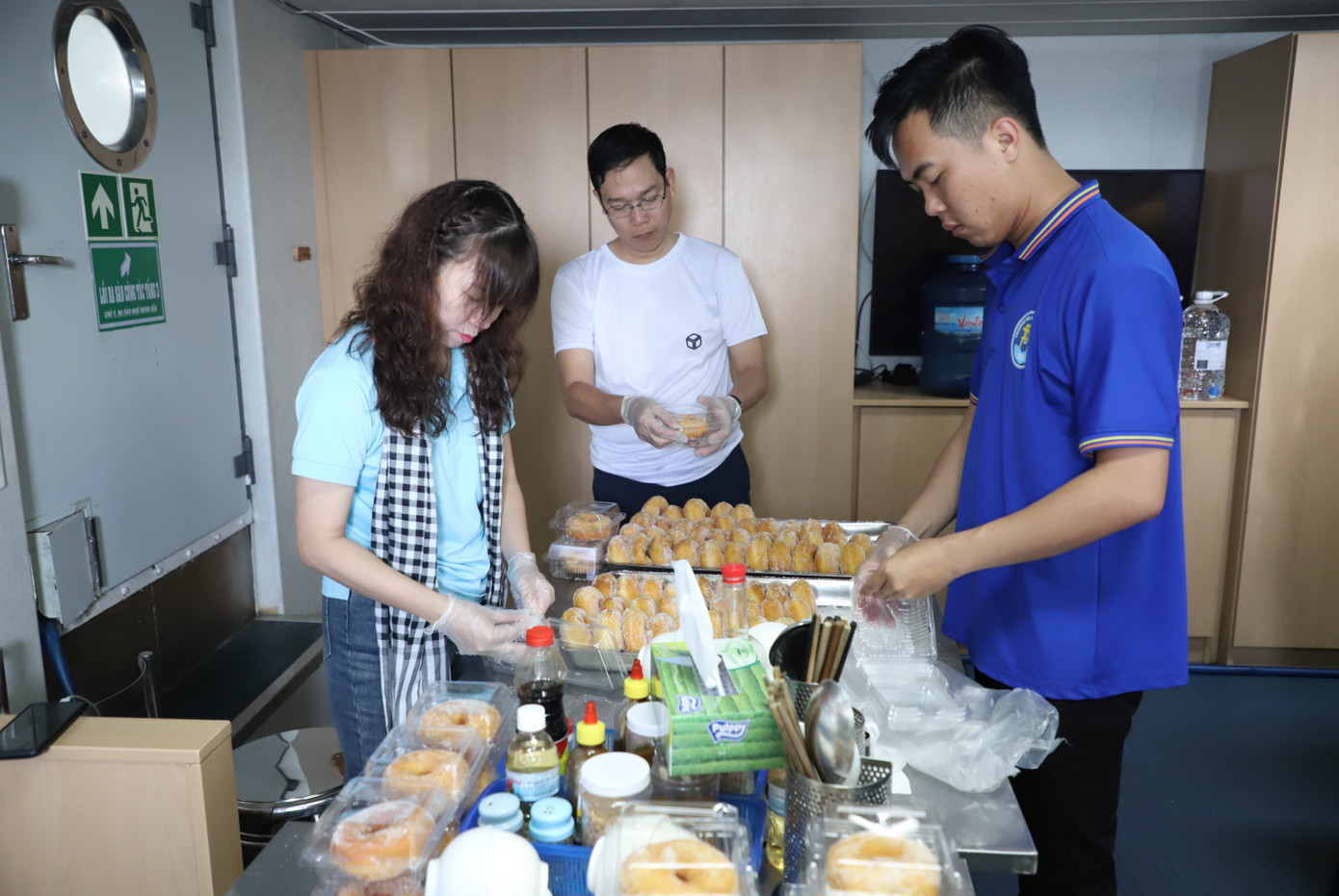 Cũng trong hành trình, các đại biểu đã chung tay chế biến, làm các loại bánh (bánh giò, bánh donut, bánh phu thê...) để gửi tặng cán bộ, chiến sĩ tại các điểm đảo đoàn đến thăm. Cũng trong hành trình, các đại biểu đã chung tay chế biến, làm các loại bánh (bánh giò, bánh donut, bánh phu thê...) để gửi tặng cán bộ, chiến sĩ tại các điểm đảo đoàn đến thăm.