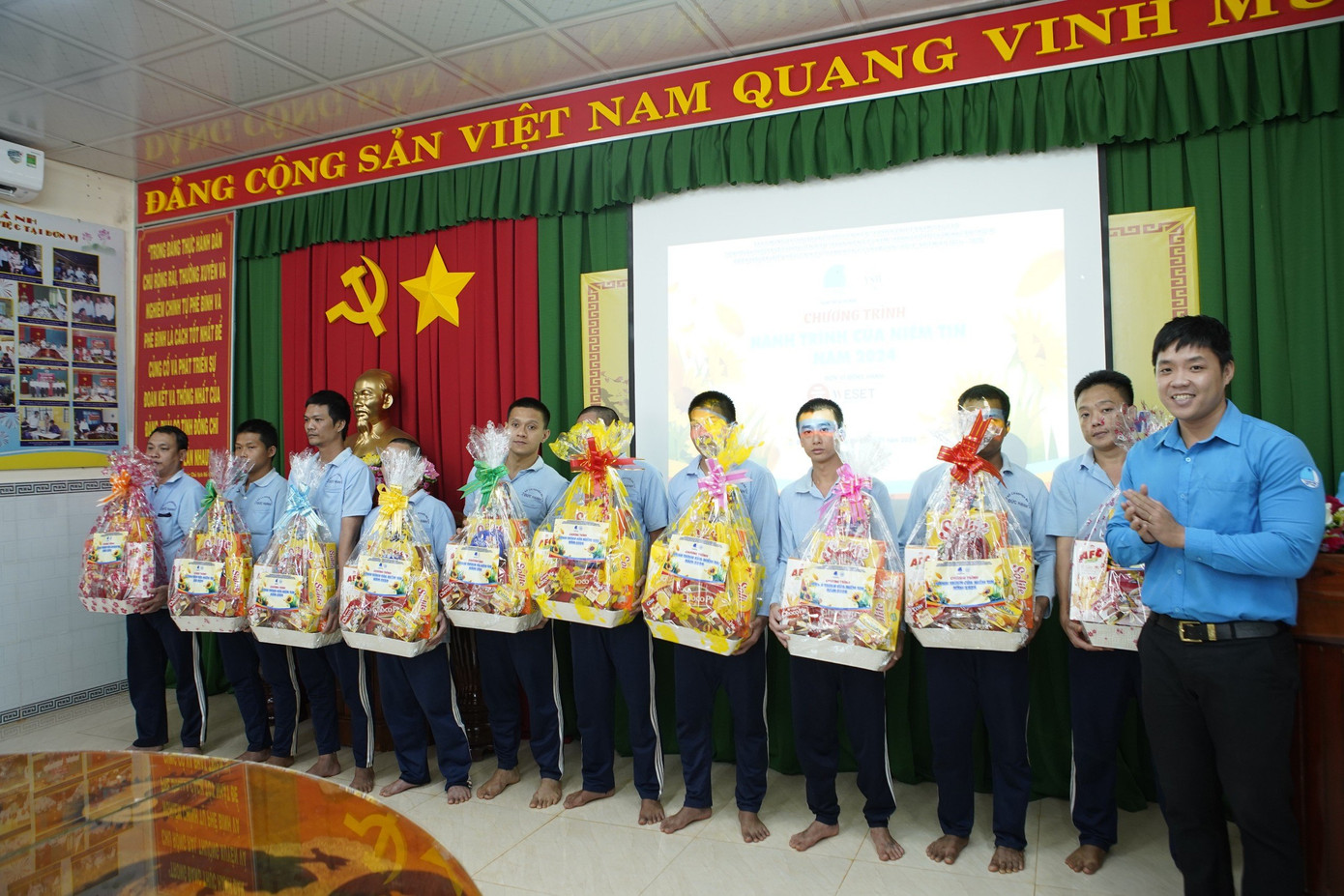 Tặng quà Tết cho các học viên tại các cơ sở cai nghiện ma túy. Tặng quà Tết cho các học viên tại các cơ sở cai nghiện ma túy.