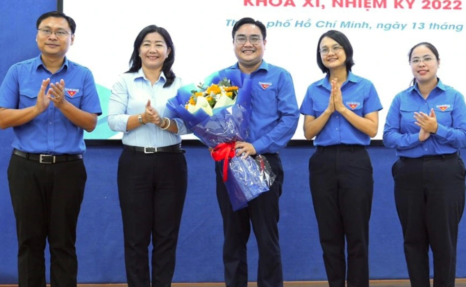 Bà Nguyễn Thị Bạch Mai (thứ hai từ trái qua), Phó Trưởng ban Thường trực Ban Dân vận Thành ủy TPHCM trao hoa chúc mừng tân Bí thư Thành Đoàn Ngô Minh Hải. Ảnh: Hữu Hạnh