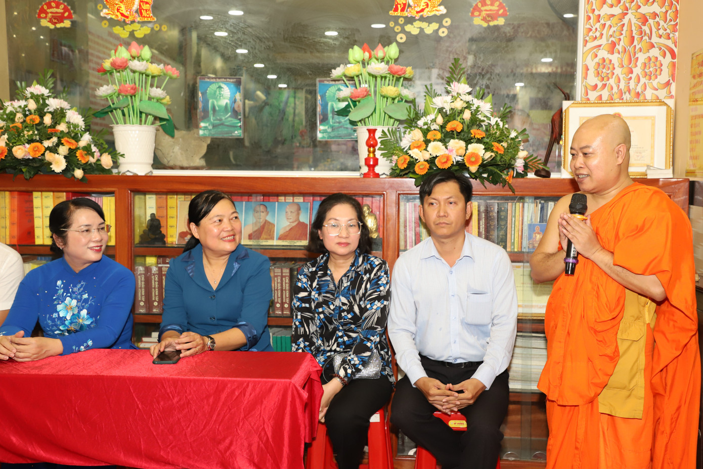 Đại đức Thích Nguyên Trí (bìa phải) gửi lời cám ơn các cấp chính quyền đã quan tâm, chăm lo đến đồng bào Khmer trong dịp Tết cổ truyền Chôl Chnăm Thmây năm nay.