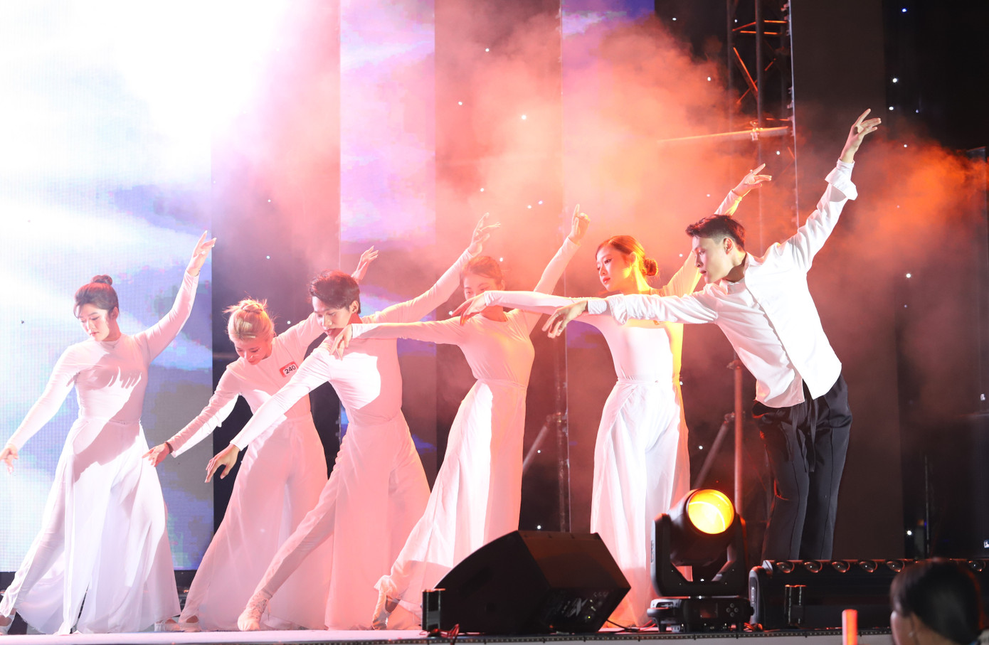 Tại đêm thi Chung kết, xếp hạng, các nam nữ sinh viên đã mang đến những tiết mục thể hiện tài năng, năng khiếu của mình trước Ban giám khảo và đông đảo bạn trẻ theo dõi. Ảnh: Ngô Tùng